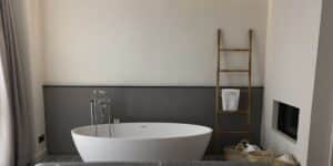 Read more about the article How to Choose the Best Paint Colors for Small Bathrooms